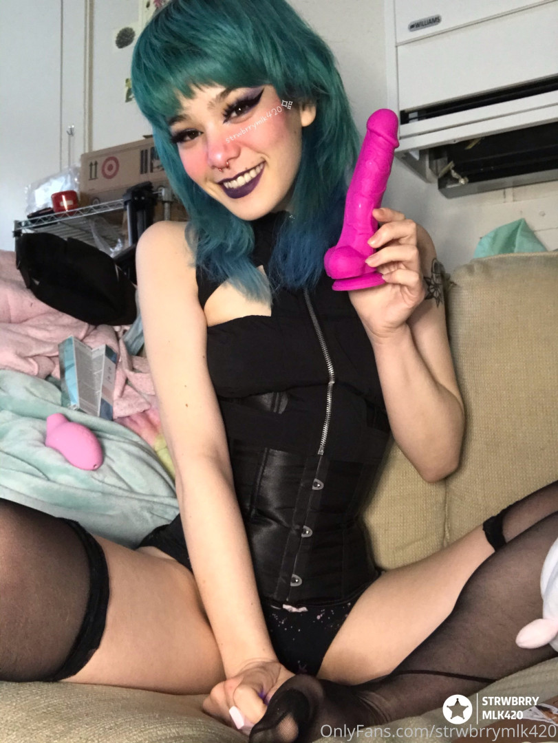 Photo by strwbrrymlk420 published on June 13,2023 11:30:52 - BestThots
