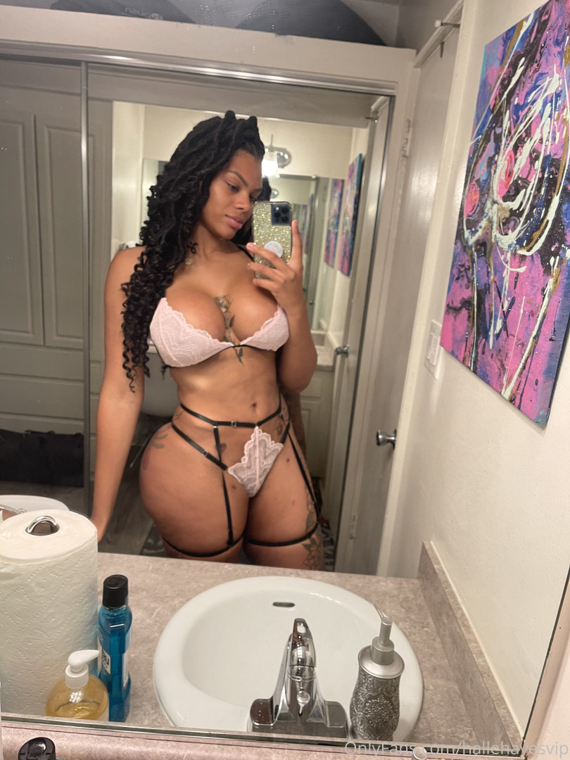 Photo by hallehayesvip published on August 29,2023 23:07:18 - BestThots