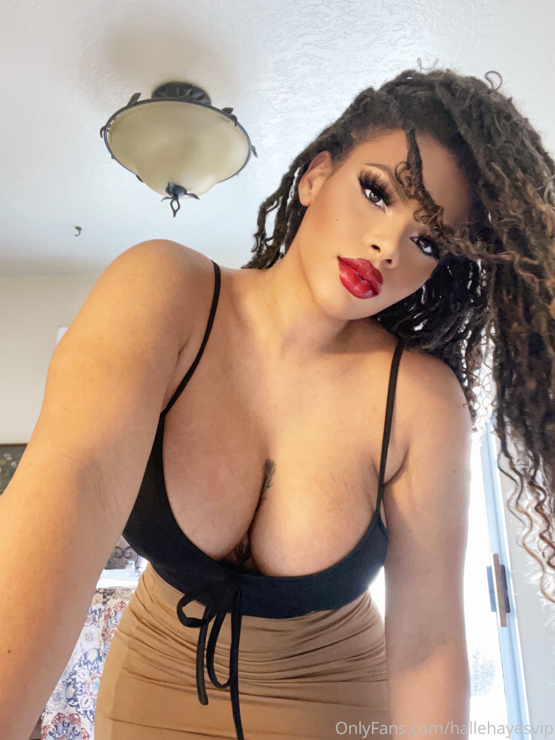 Photo by hallehayesvip published on August 29,2023 23:46:38 - BestThots