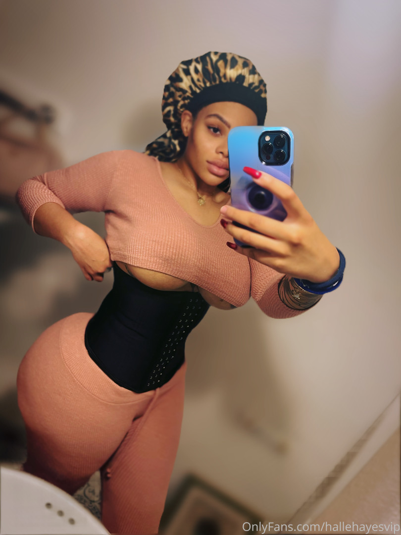 Photo by hallehayesvip published on August 30,2023 03:55:51 - BestThots