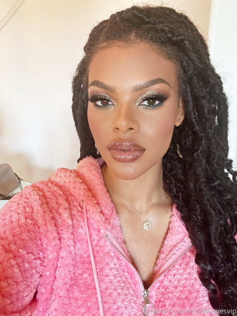 Photo by hallehayesvip published on August 30,2023 04:44:25 - BestThots