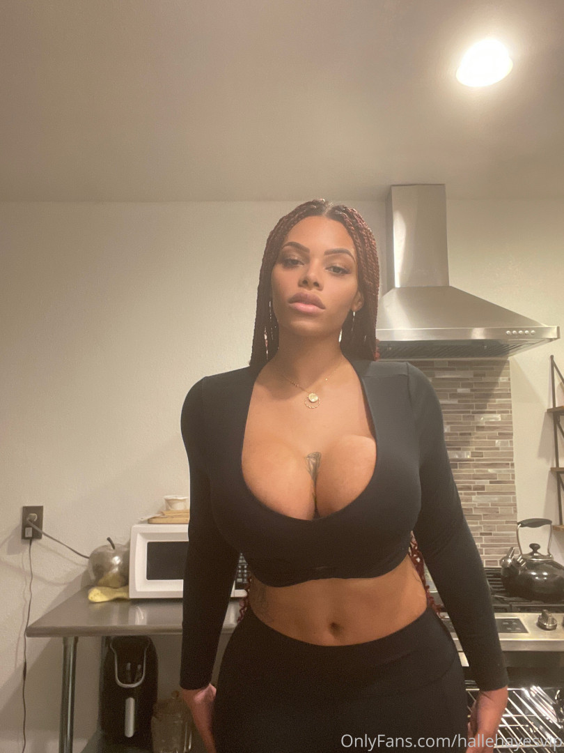 Photo by hallehayesvip published on August 30,2023 04:46:44 - BestThots