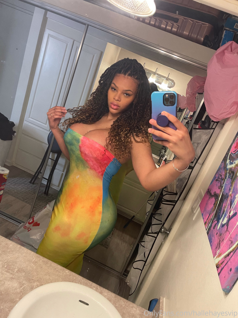 Photo by hallehayesvip published on August 30,2023 04:49:00 - BestThots