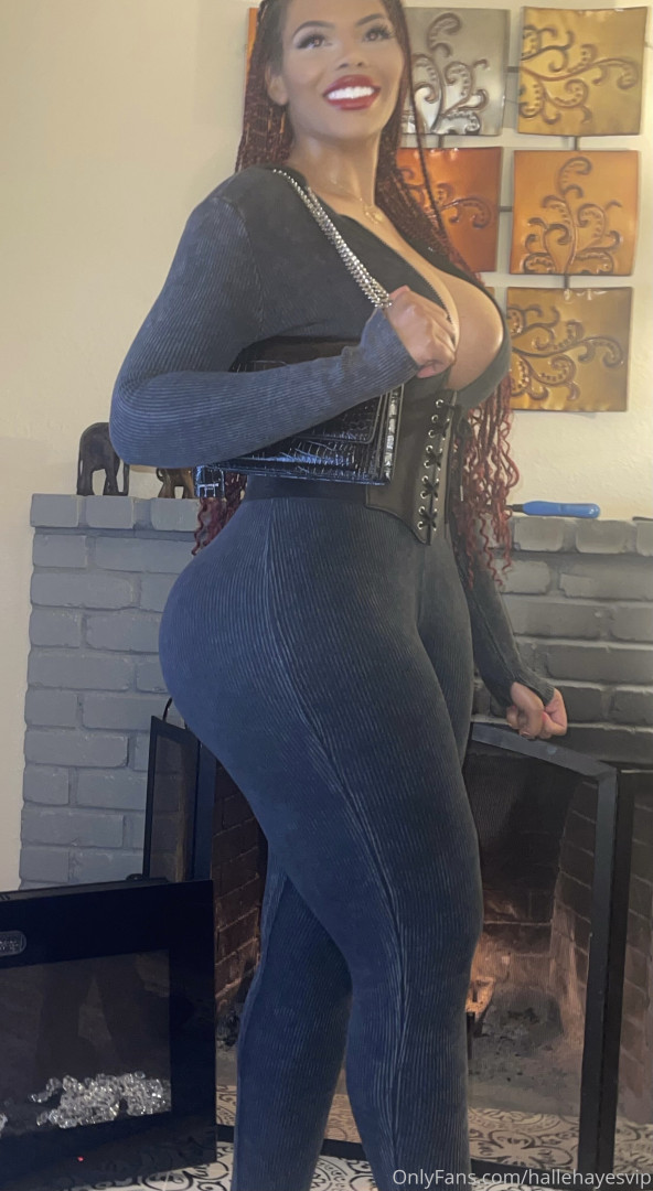 Photo by hallehayesvip published on August 30,2023 04:50:08 - BestThots