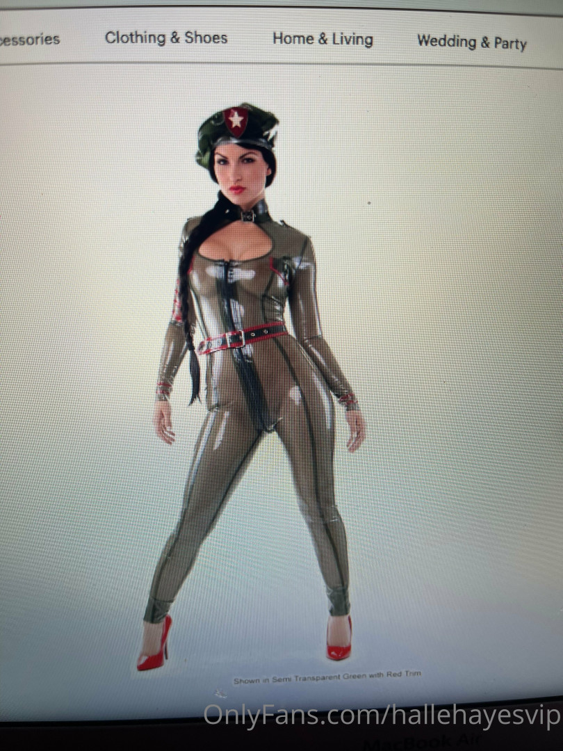 Photo by hallehayesvip published on August 30,2023 05:17:48 - BestThots