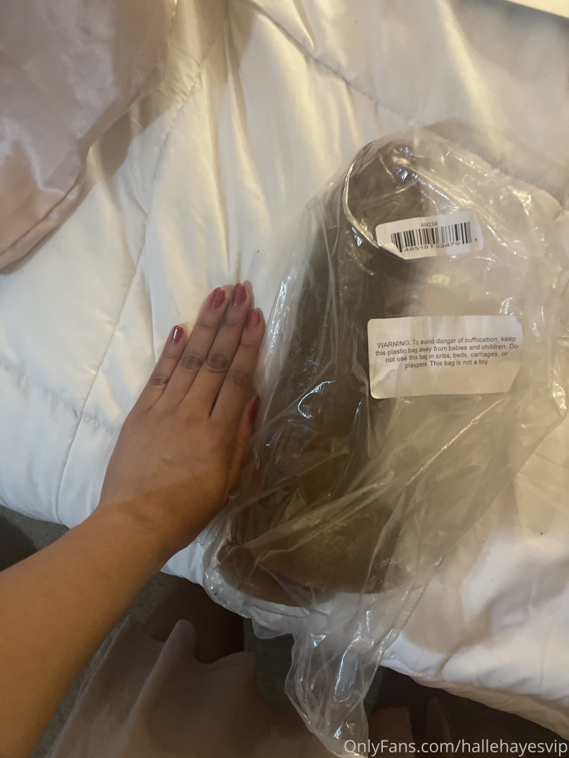 Photo by hallehayesvip published on August 30,2023 05:20:01 - BestThots