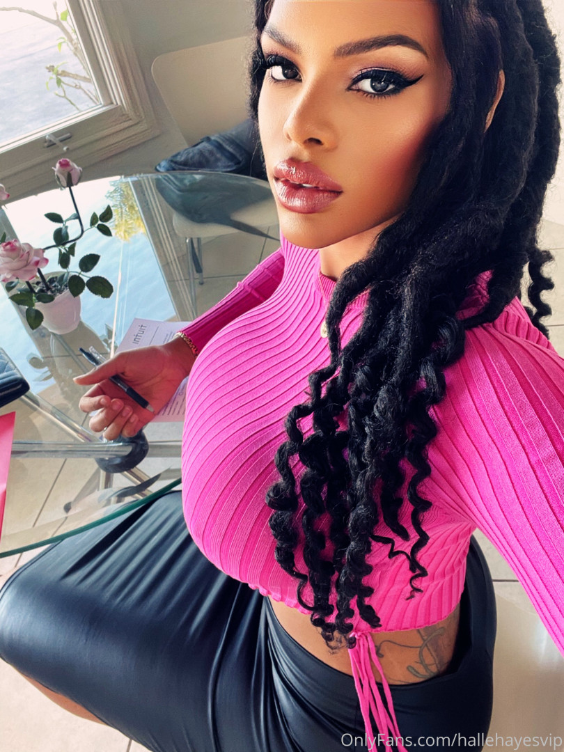 Photo by hallehayesvip published on August 30,2023 05:58:34 - BestThots