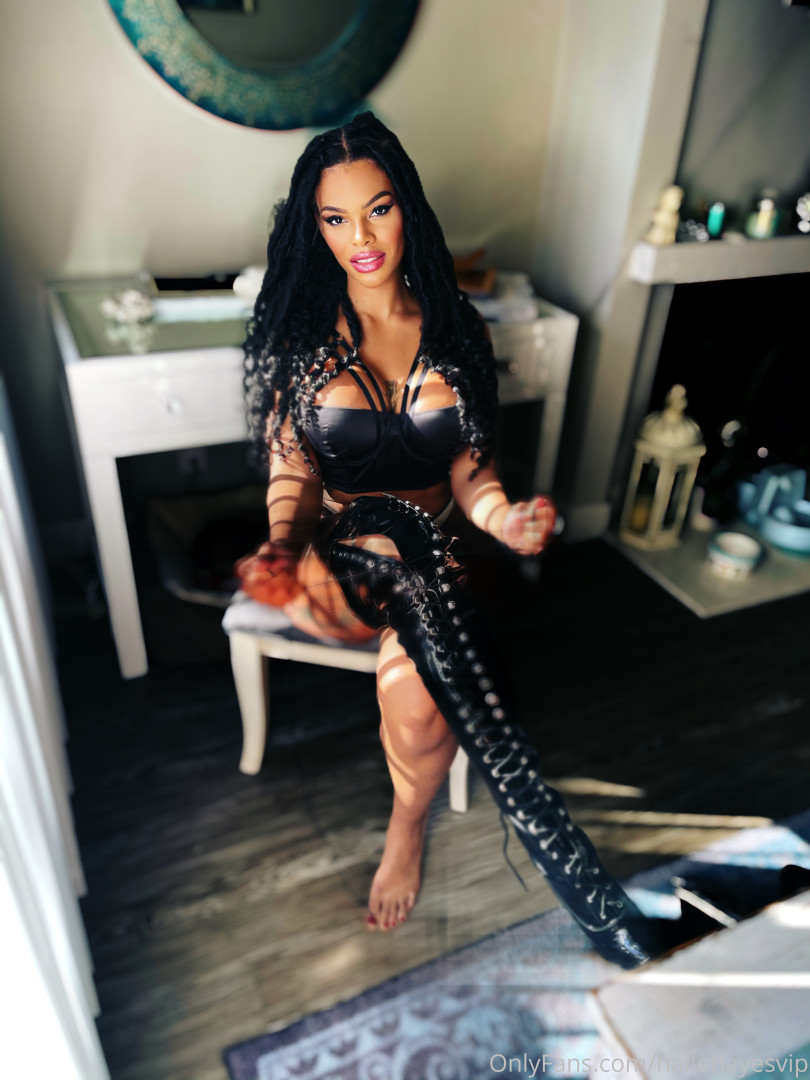 Photo by hallehayesvip published on August 30,2023 05:59:46 - BestThots