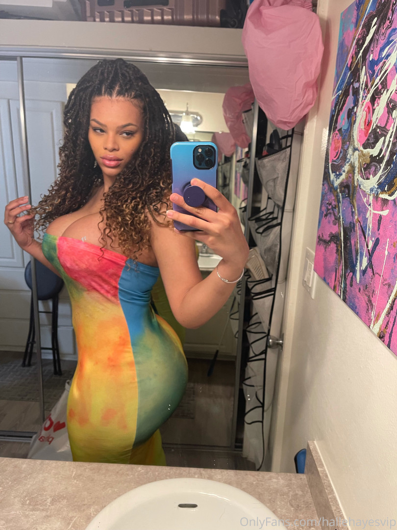 Photo by hallehayesvip published on August 30,2023 06:22:46 - BestThots