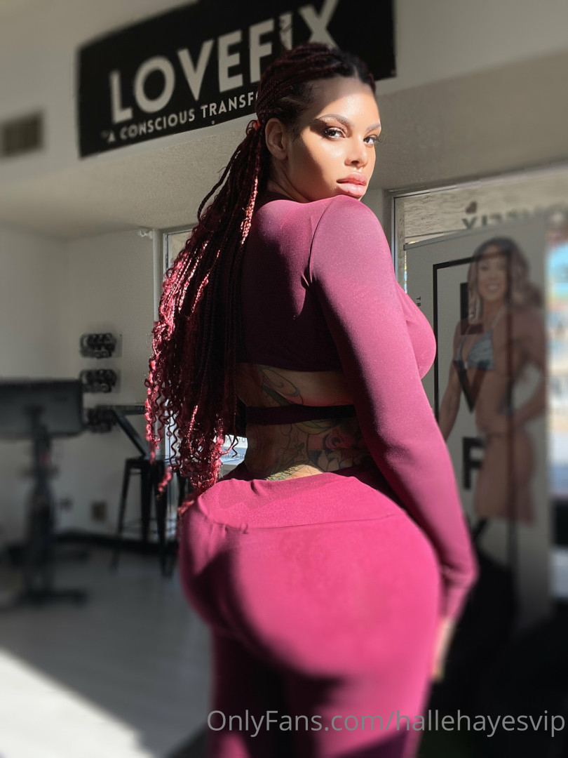 Photo by hallehayesvip published on August 30,2023 09:23:00 - BestThots