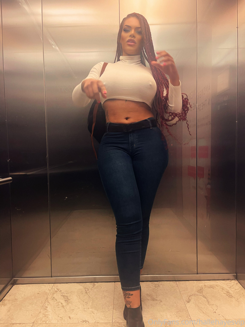 Photo by hallehayesvip published on August 30,2023 10:14:27 - BestThots