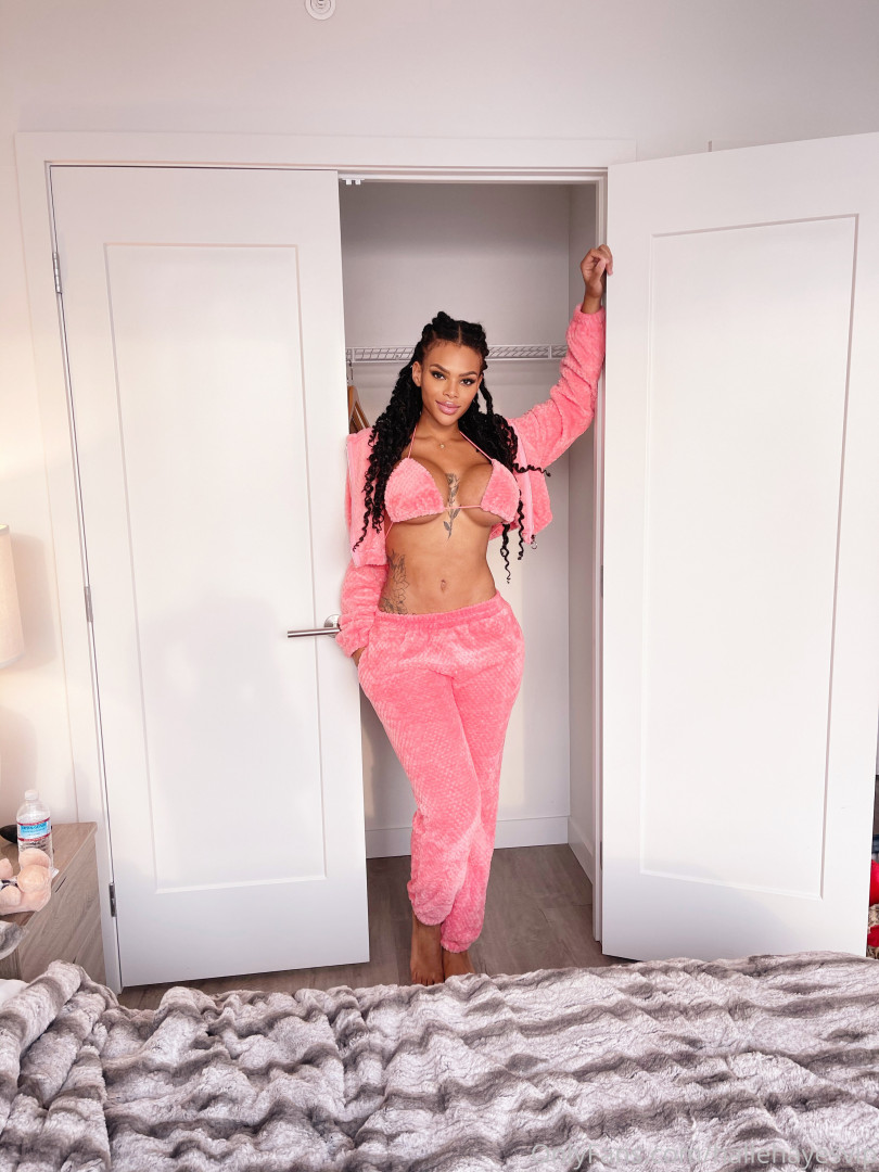 Photo by hallehayesvip published on August 30,2023 10:23:33 - BestThots