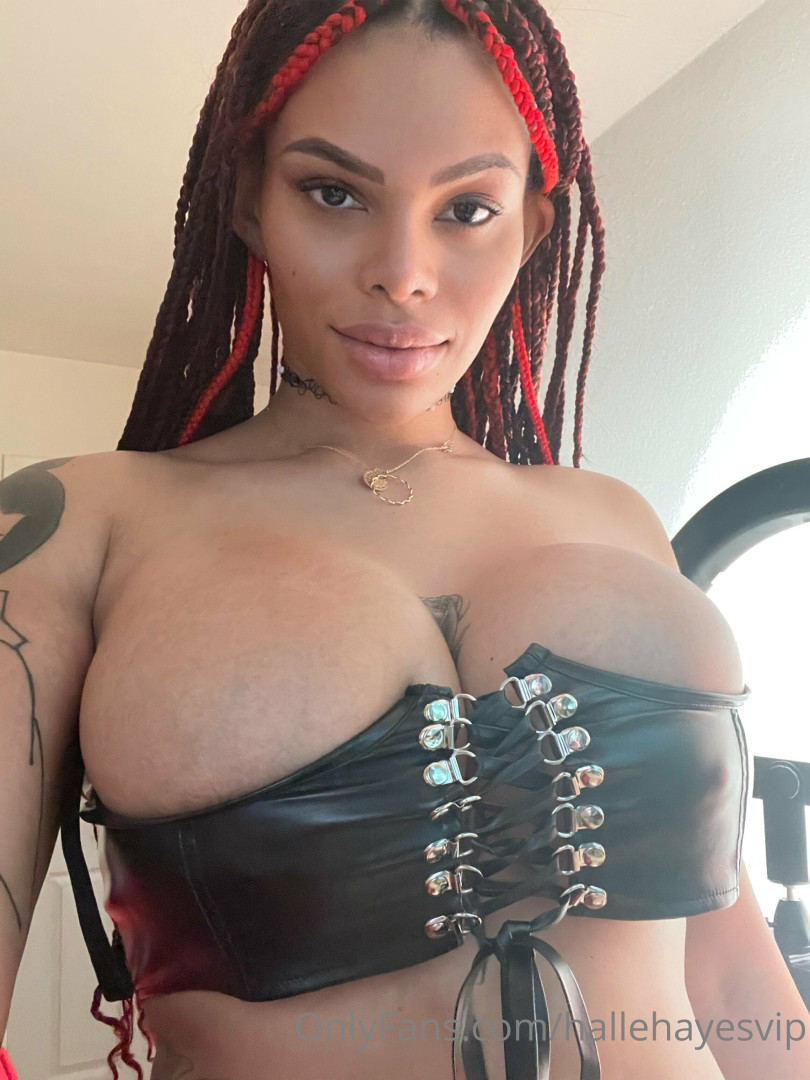 Photo by hallehayesvip published on August 30,2023 11:15:15 - BestThots