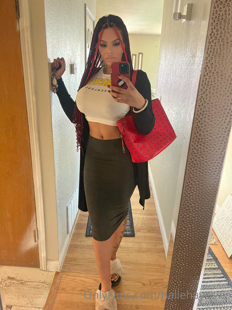 Photo by hallehayesvip published on August 30,2023 11:27:25 - BestThots