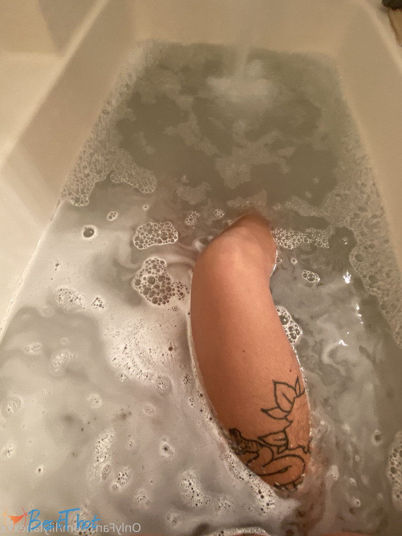Photo by lilylanexxx published on December 18,2024 20:08:49 - BestThots