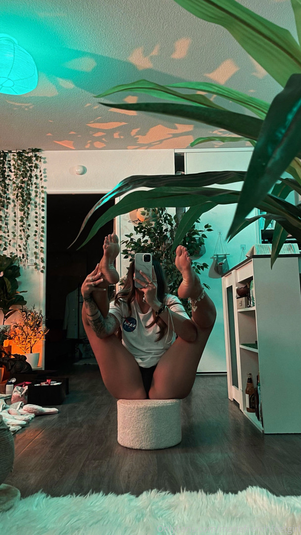 Photo by mariefrenchfeetgirl published on October 13,2023 20:59:52 - BestThots