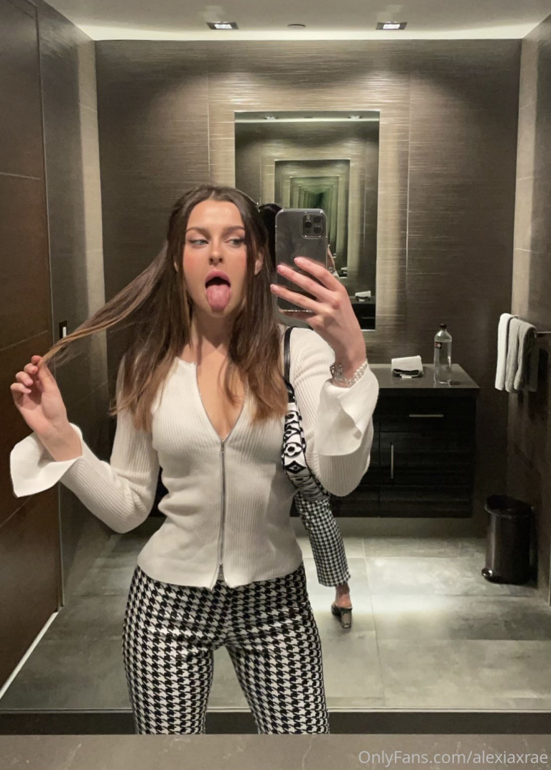 Photo by alexiaskye2 published on November 20,2023 21:10:01 - BestThots