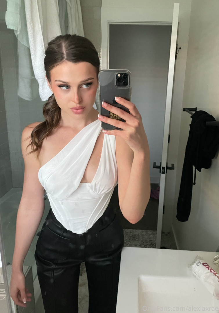 Photo by alexiaskye2 published on November 20,2023 21:11:00 - BestThots