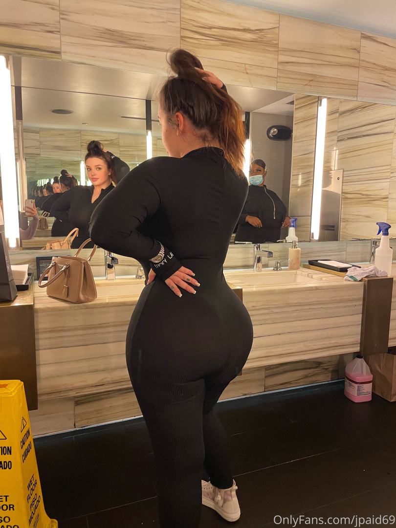 Photo by alexawoods69 published on October 16,2023 20:00:21 - BestThots