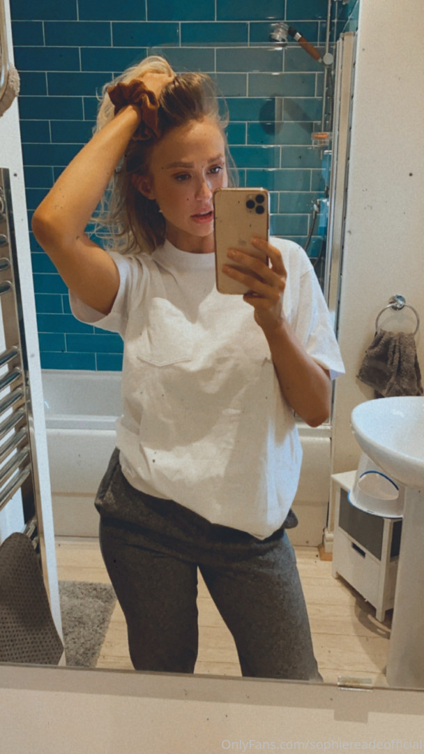 Photo by sophiereadeofficial published on May 17,2023 18:27:14 - BestThots