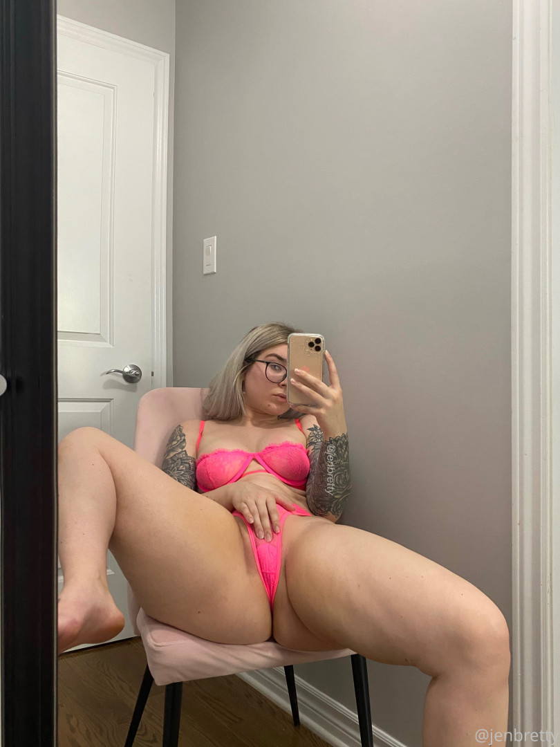 Photo by therealjenbretty published on October 16,2023 15:44:45 - BestThots