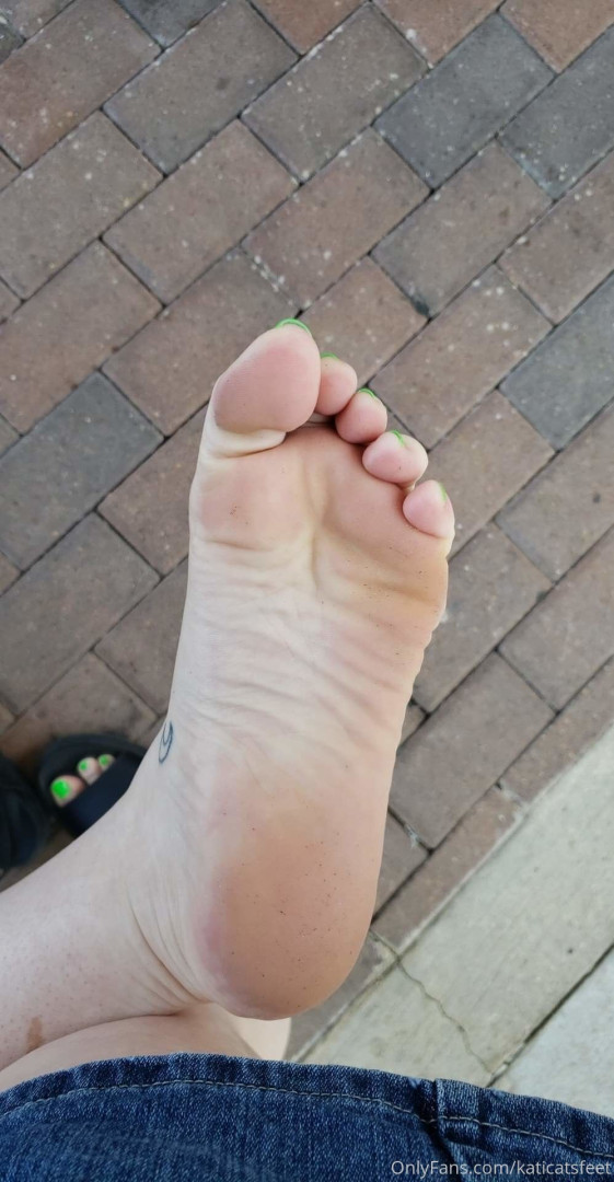 Photo by katicatsfeet published on October 12,2023 14:39:51 - BestThots