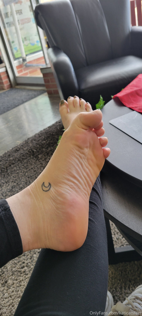 Photo by katicatsfeet published on October 12,2023 14:54:45 - BestThots