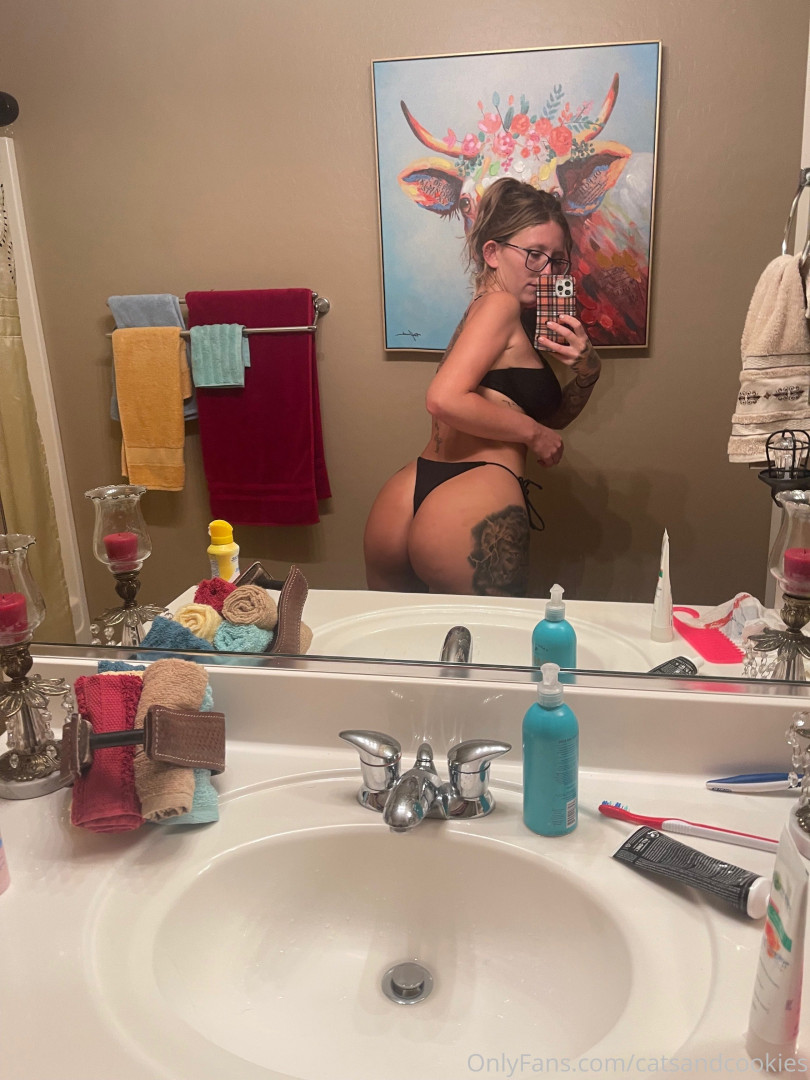 Photo by catsandcookies published on January 10,2024 01:19:58 - BestThots