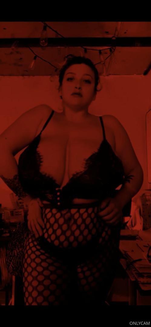 Photo by cambriacurves published on January 4,2024 20:54:48 - BestThots