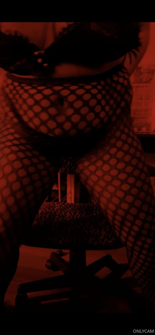 Photo by cambriacurves published on January 4,2024 21:01:24 - BestThots