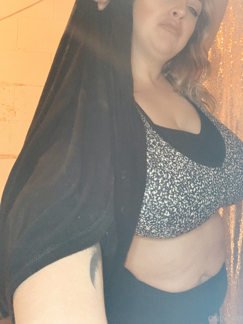 Photo by cambriacurves published on January 4,2024 21:01:30 - BestThots