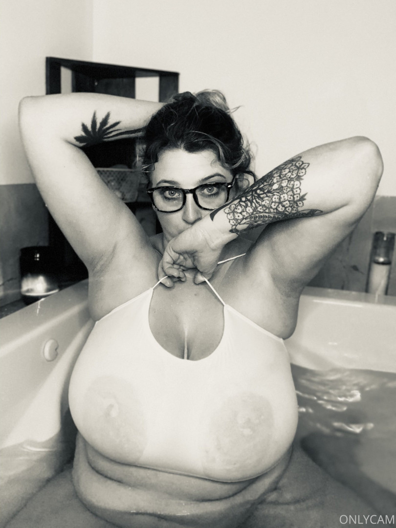 Photo by cambriacurves published on January 4,2024 21:01:38 - BestThots