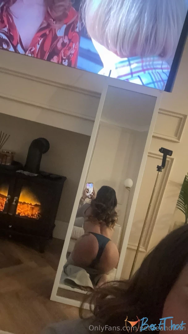 Photo by petiteandfilth published on February 3,2025 06:00:06 - BestThots