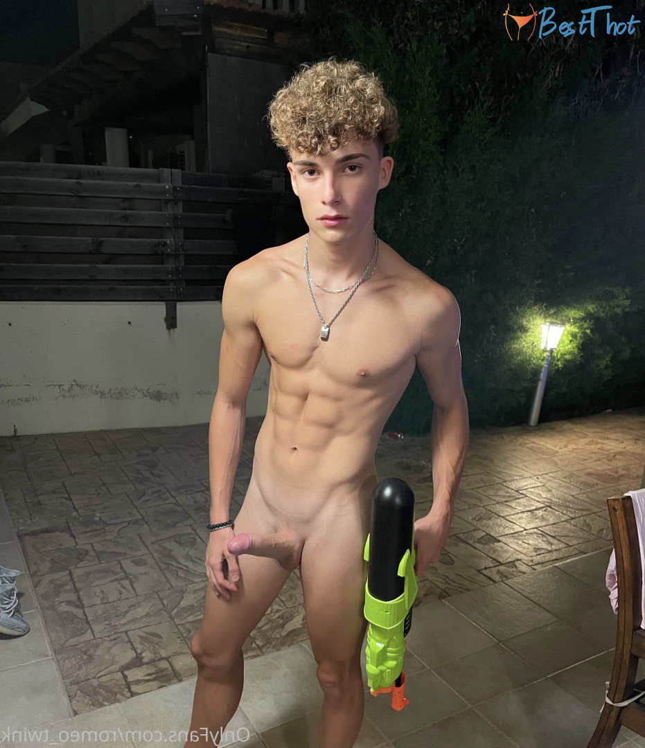 Photo by romeo_twink published on December 12,2024 10:10:52 - BestThots