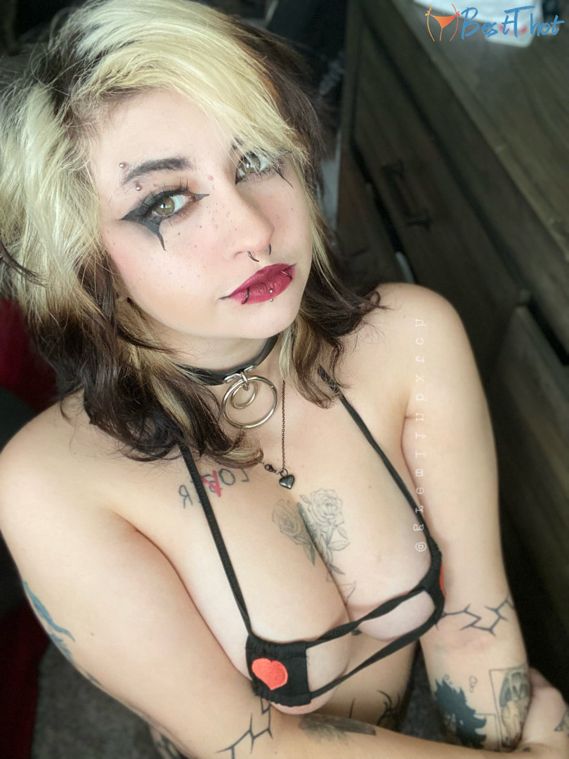 Photo by gremlinbxtch published on December 10,2024 17:02:13 - BestThots