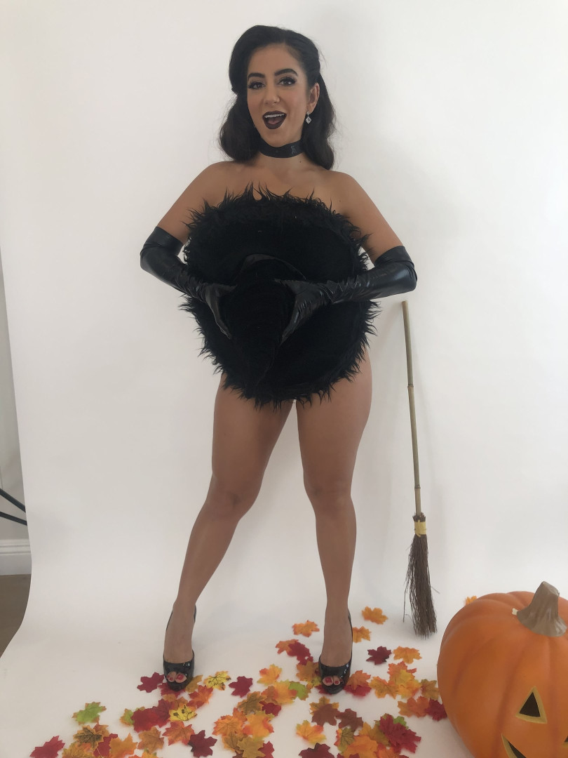 Photo by lenatheplugxxx published on July 8,2023 20:37:20 - BestThots