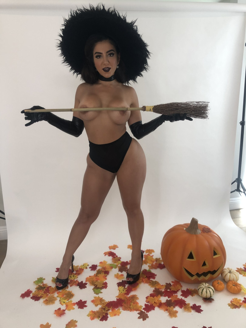 Photo by lenatheplugxxx published on July 8,2023 20:39:14 - BestThots