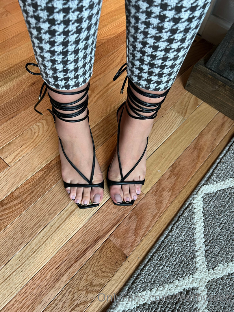 Photo by feetbysvett published on October 16,2023 09:47:37 - BestThots