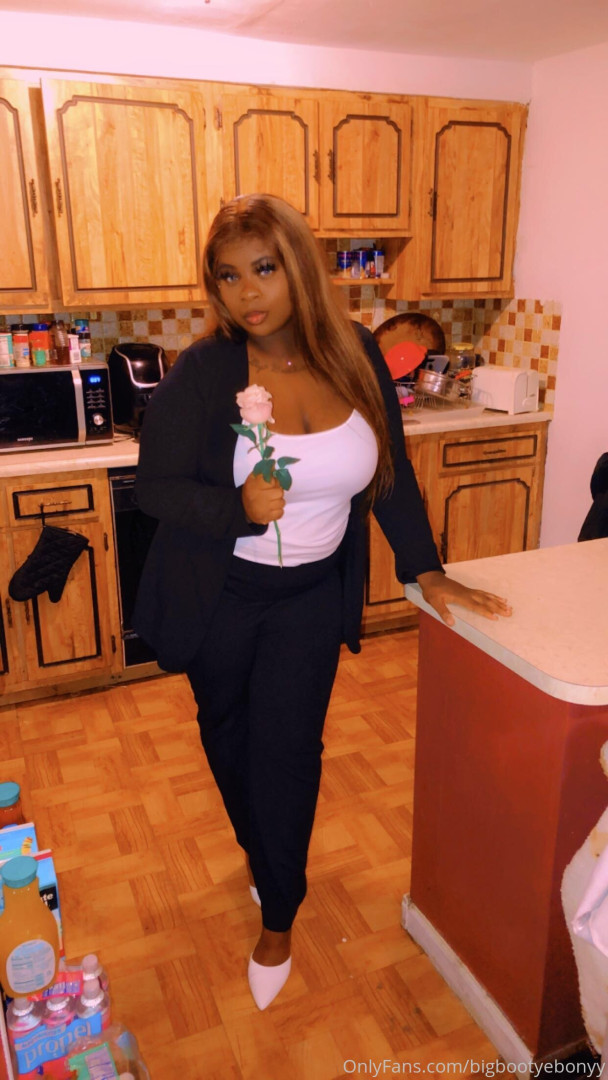 Photo by bigbootyebonyy published on December 10,2023 13:59:08 - BestThots