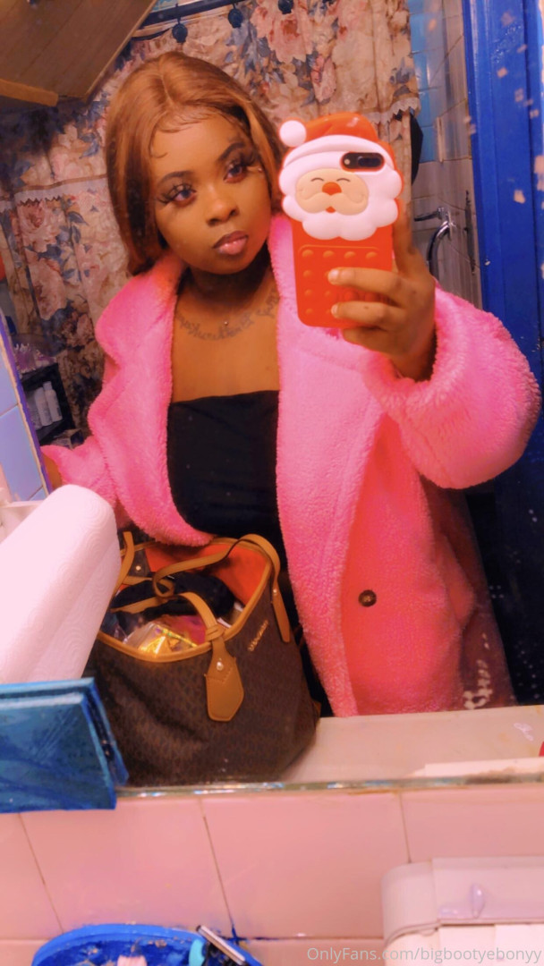 Photo by bigbootyebonyy published on December 10,2023 14:02:08 - BestThots