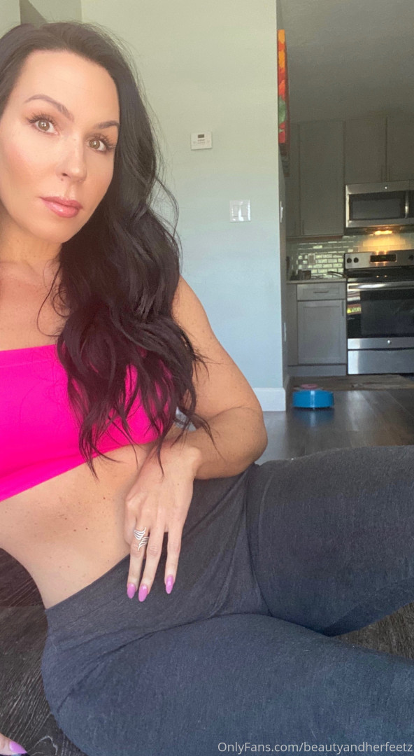 Photo by beautyandherfeetz published on October 16,2023 12:41:25 - BestThots