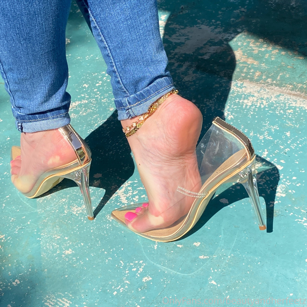 Photo by beautyandherfeetz published on December 10,2023 19:11:57 - BestThots