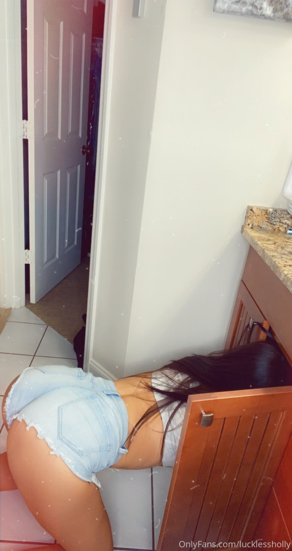 Photo by lucklessholly published on October 16,2023 00:00:21 - BestThots