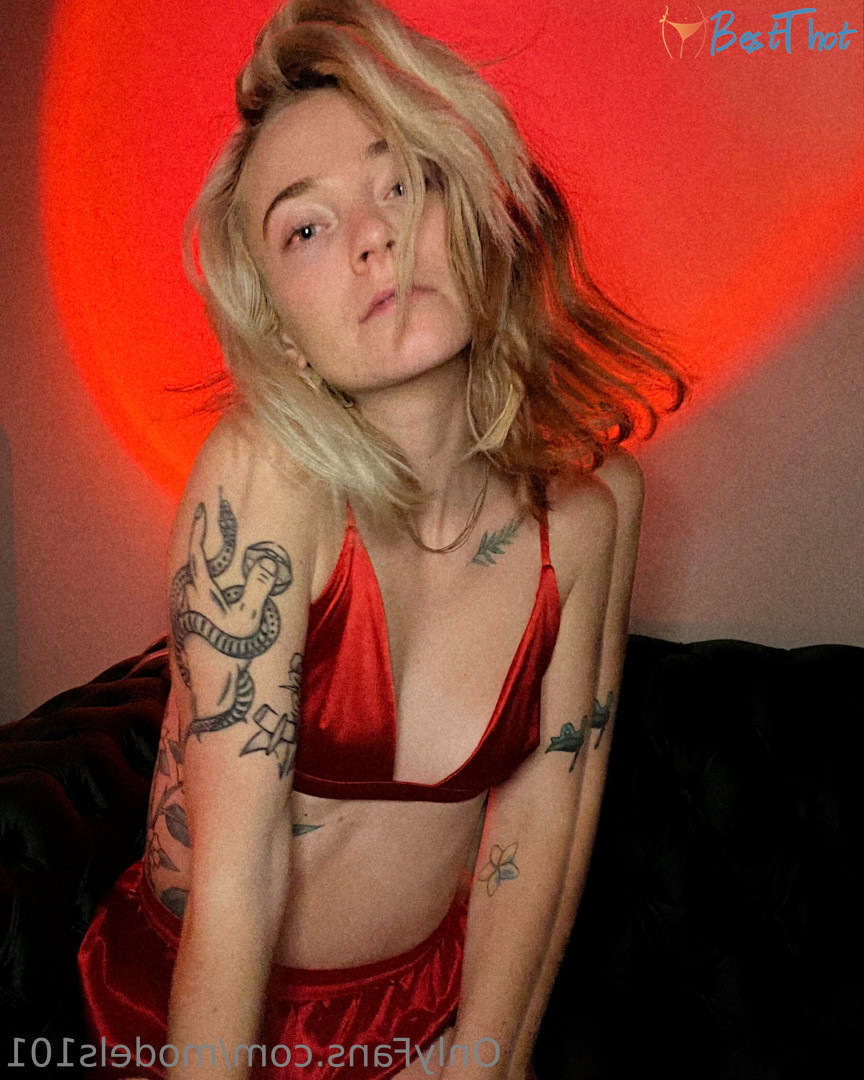 Photo by models101 published on December 10,2024 17:31:23 - BestThots