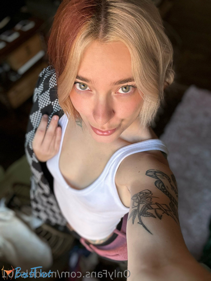 Photo by models101 published on December 10,2024 17:31:39 - BestThots