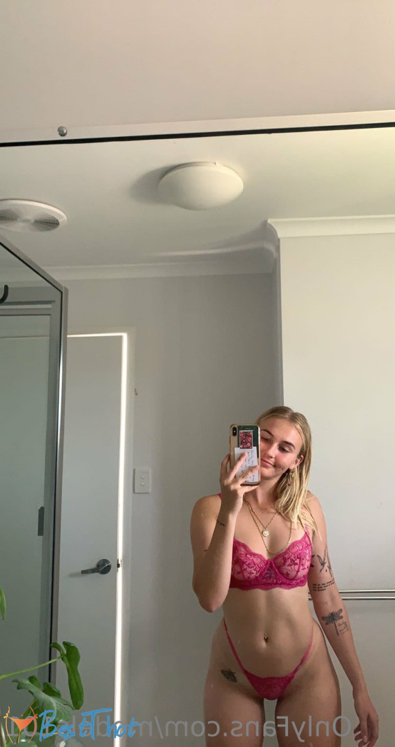 Photo by models101 published on December 10,2024 17:34:14 - BestThots