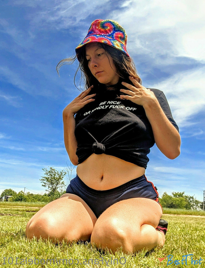 Photo by models101 published on December 10,2024 17:35:09 - BestThots