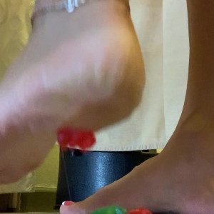 kim_kisses_foot_goddess #5103400
