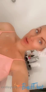 Video by misslyallxxx published on January 21,2025 03:01:06 - BestThots