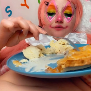 Video by chubbybunnyforever published on March 2,2023 08:01:00 - BestThots